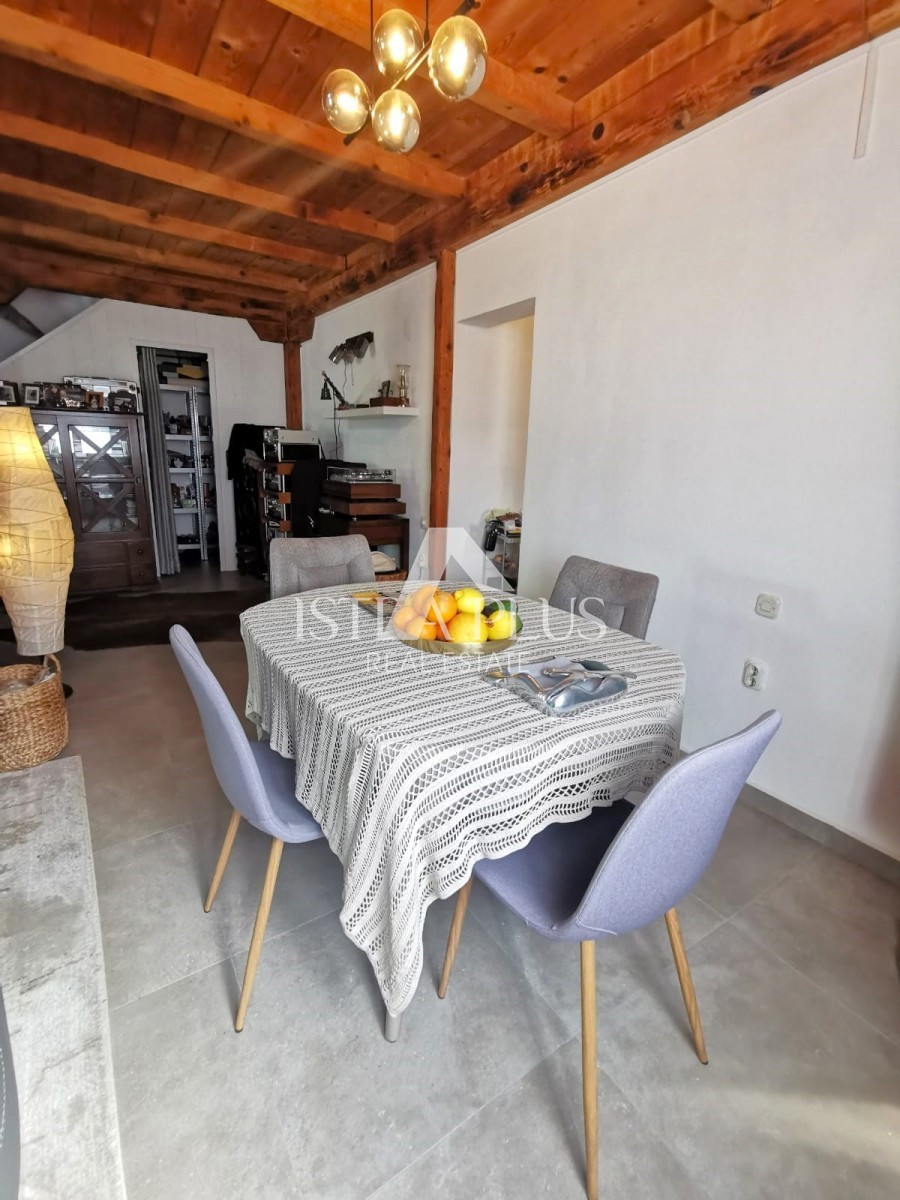 PRILOŽNOST! Čudovita polpritlična hiša, obdana z naravo, 5 km od Poreča in morja