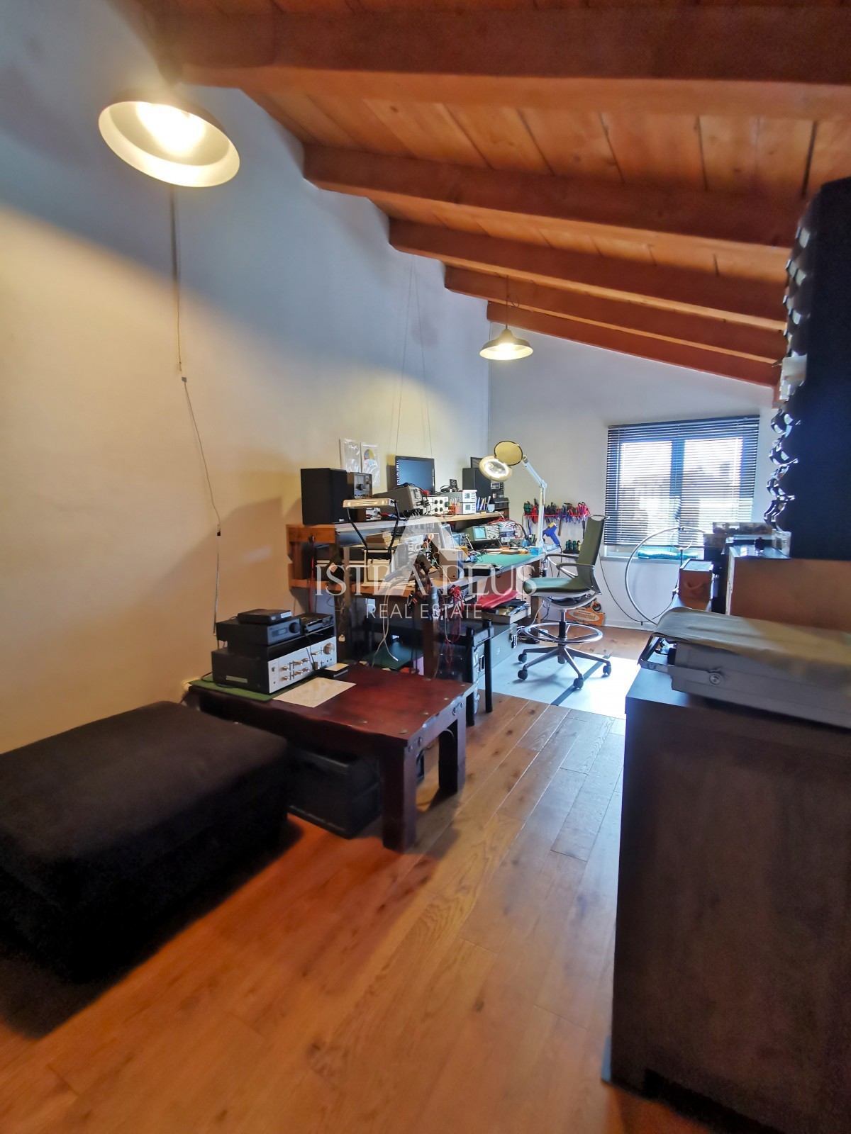 PRILOŽNOST! Čudovita polpritlična hiša, obdana z naravo, 5 km od Poreča in morja