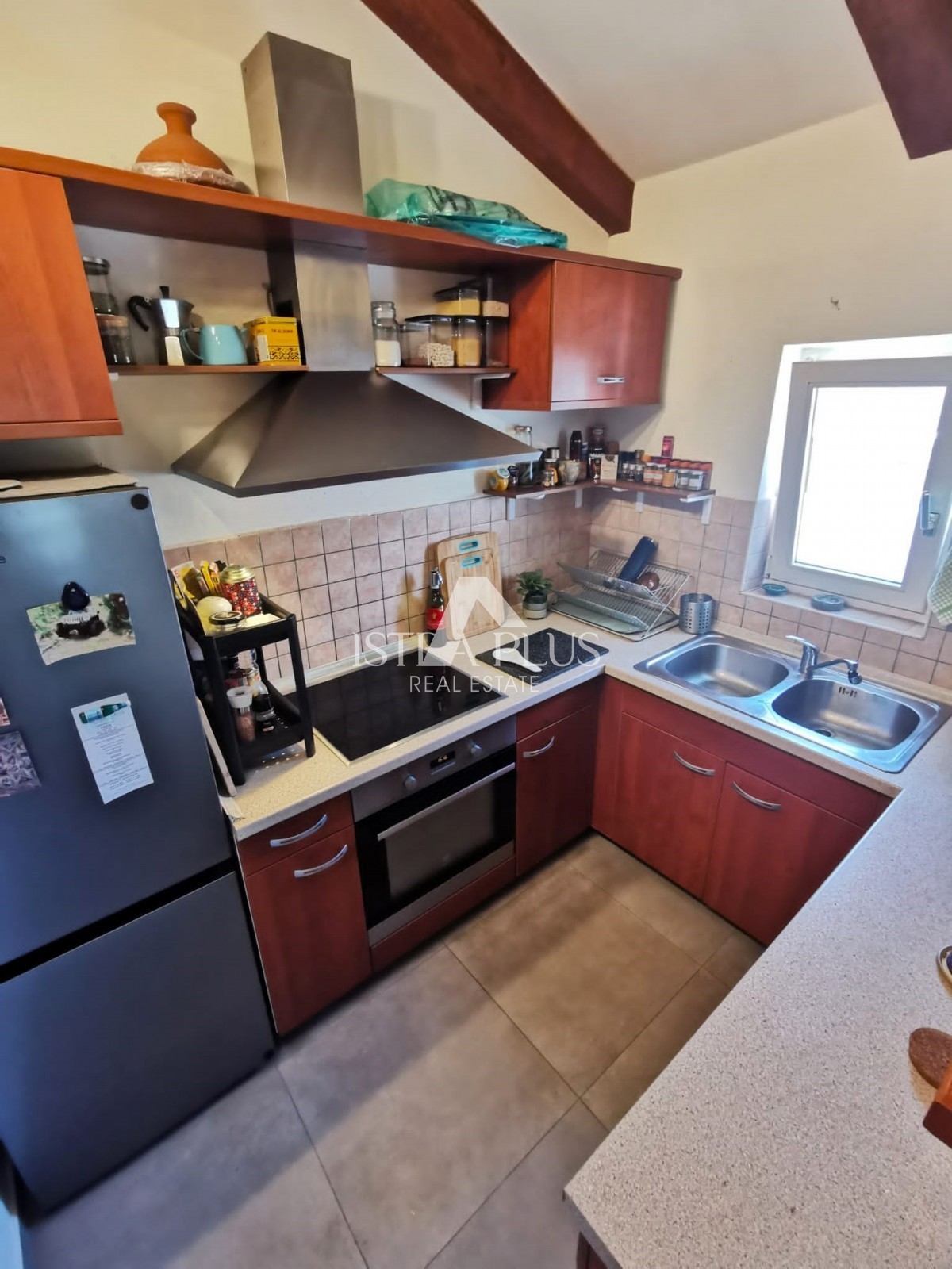 PRILOŽNOST! Čudovita polpritlična hiša, obdana z naravo, 5 km od Poreča in morja