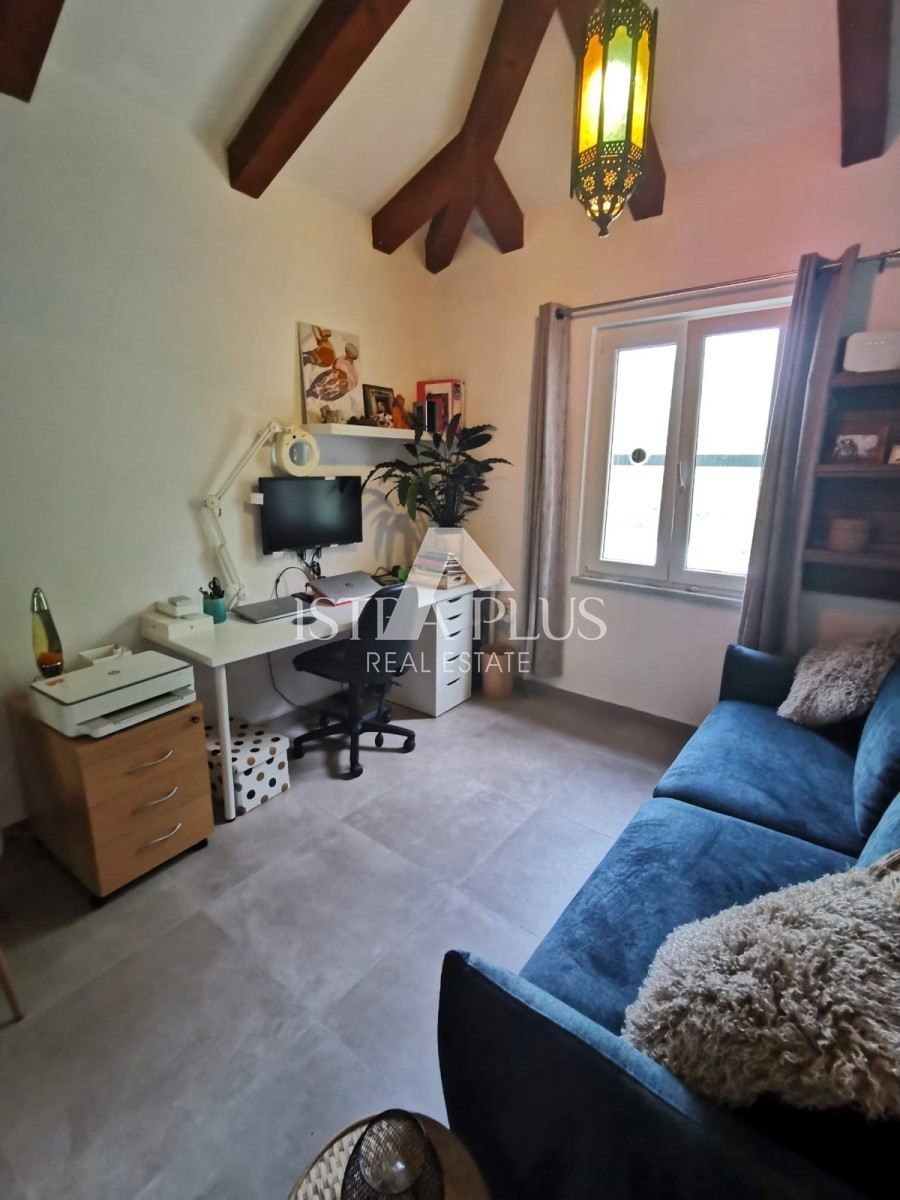 PRILOŽNOST! Čudovita polpritlična hiša, obdana z naravo, 5 km od Poreča in morja