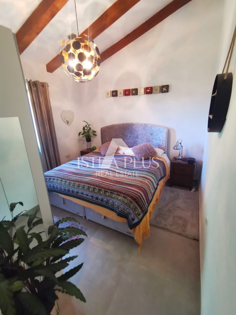 PRILOŽNOST! Čudovita polpritlična hiša, obdana z naravo, 5 km od Poreča in morja