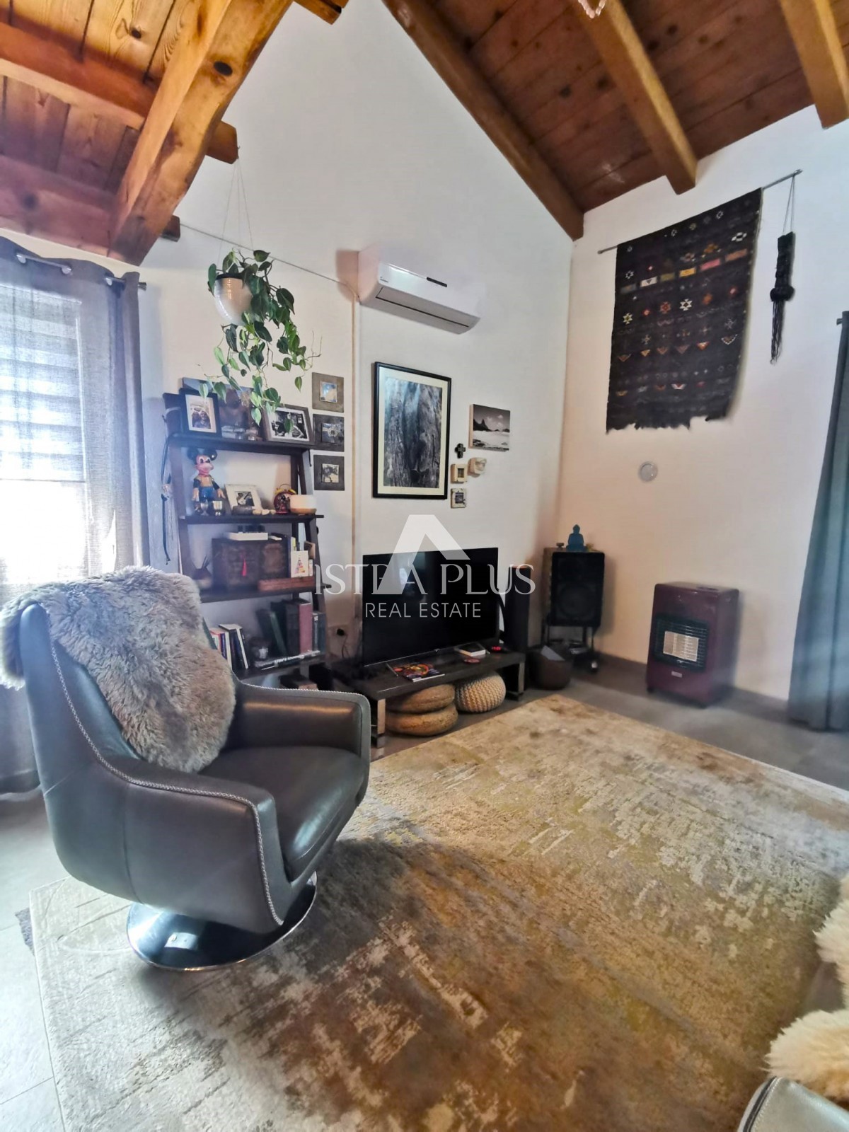 PRILOŽNOST! Čudovita polpritlična hiša, obdana z naravo, 5 km od Poreča in morja