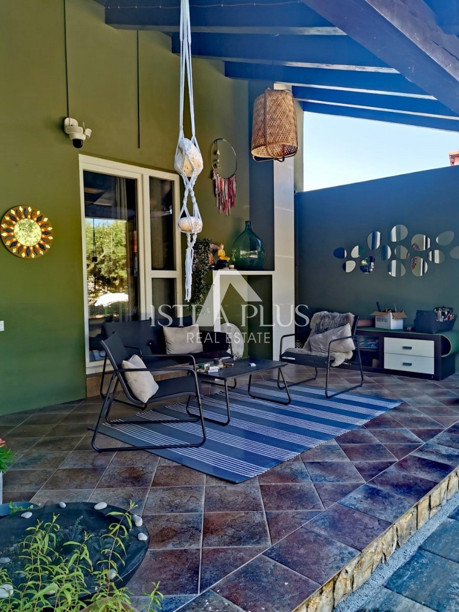 PRILOŽNOST! Čudovita polpritlična hiša, obdana z naravo, 5 km od Poreča in morja