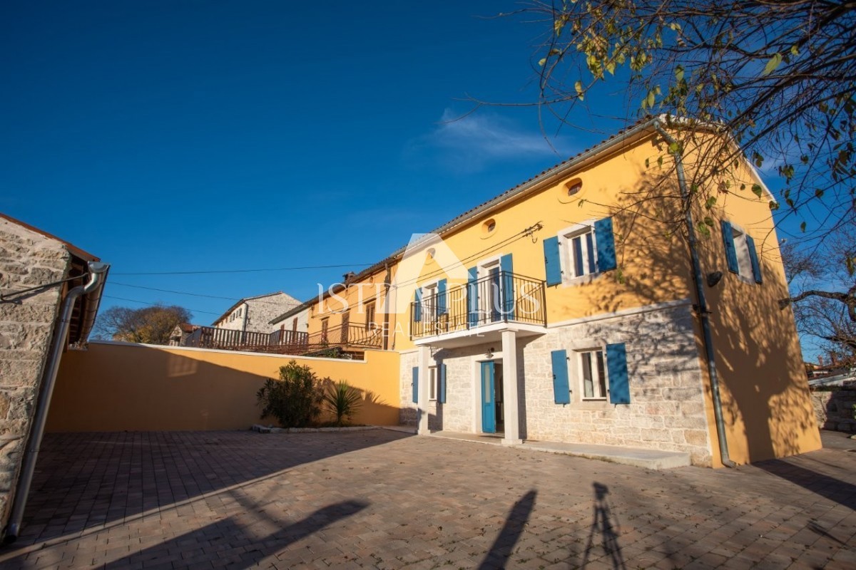 Istra, območje Poreča - avtentična kamnita hiša z dvoriščem