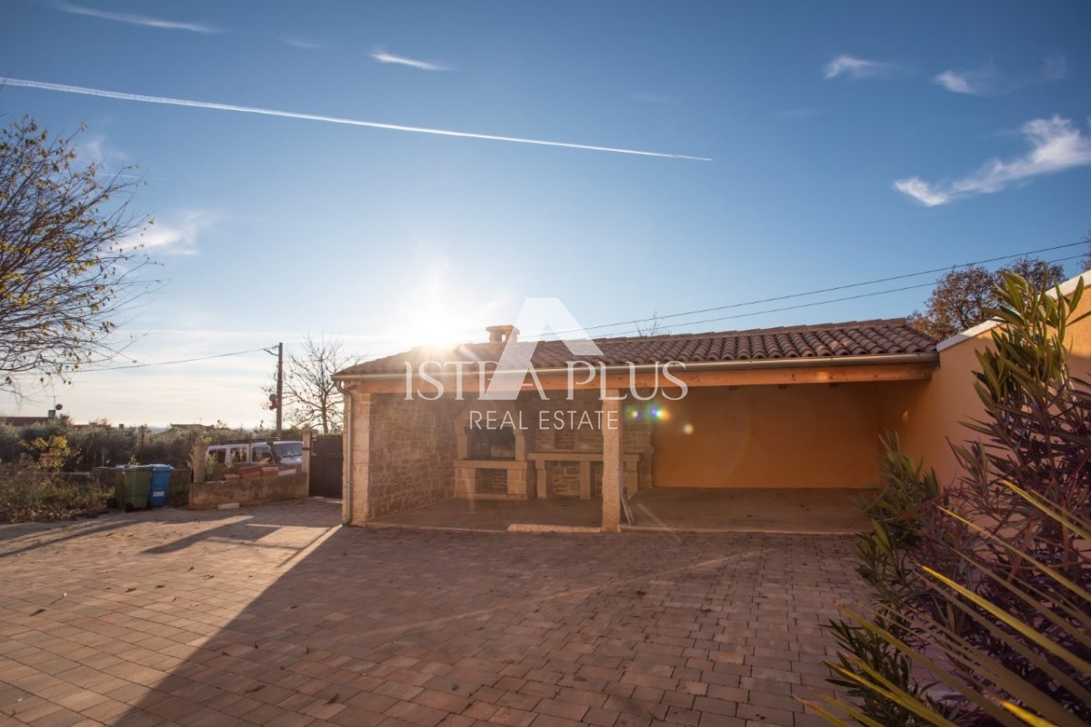 Istra, območje Poreča - avtentična kamnita hiša z dvoriščem