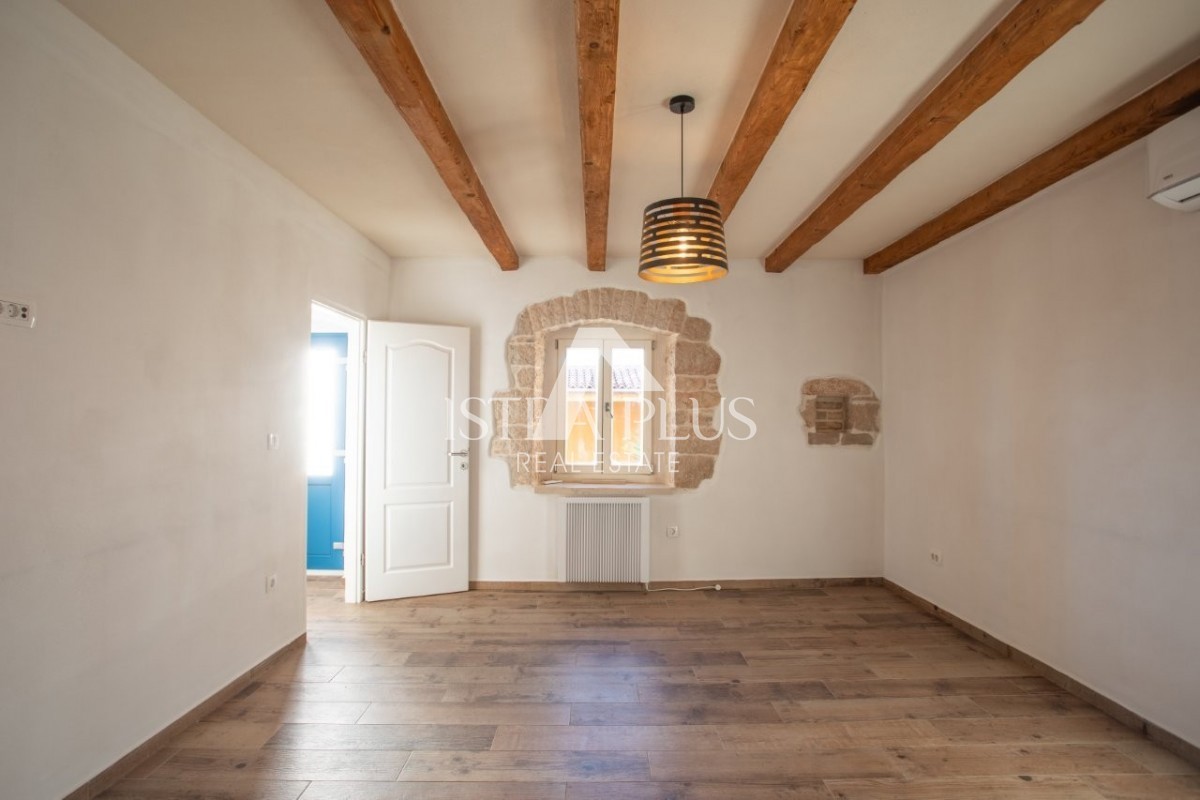 Istra, območje Poreča - avtentična kamnita hiša z dvoriščem