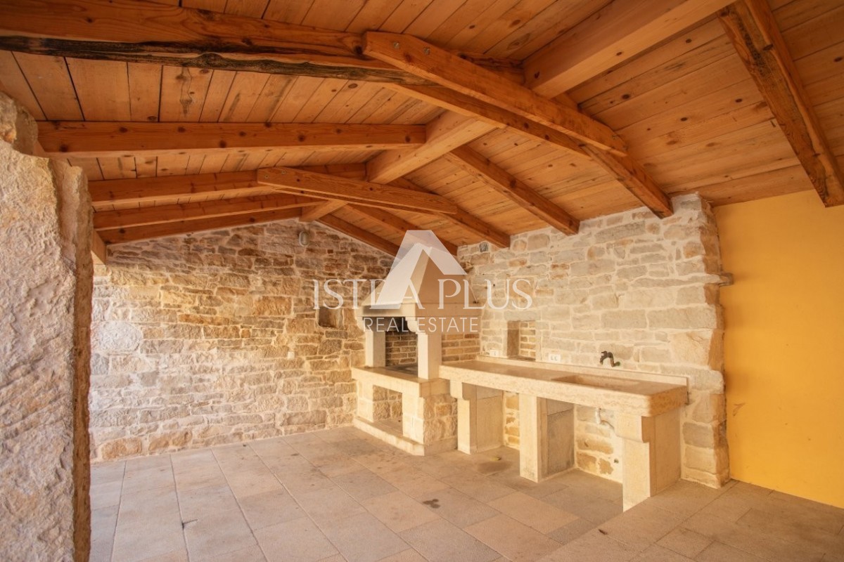 Istra, območje Poreča - avtentična kamnita hiša z dvoriščem