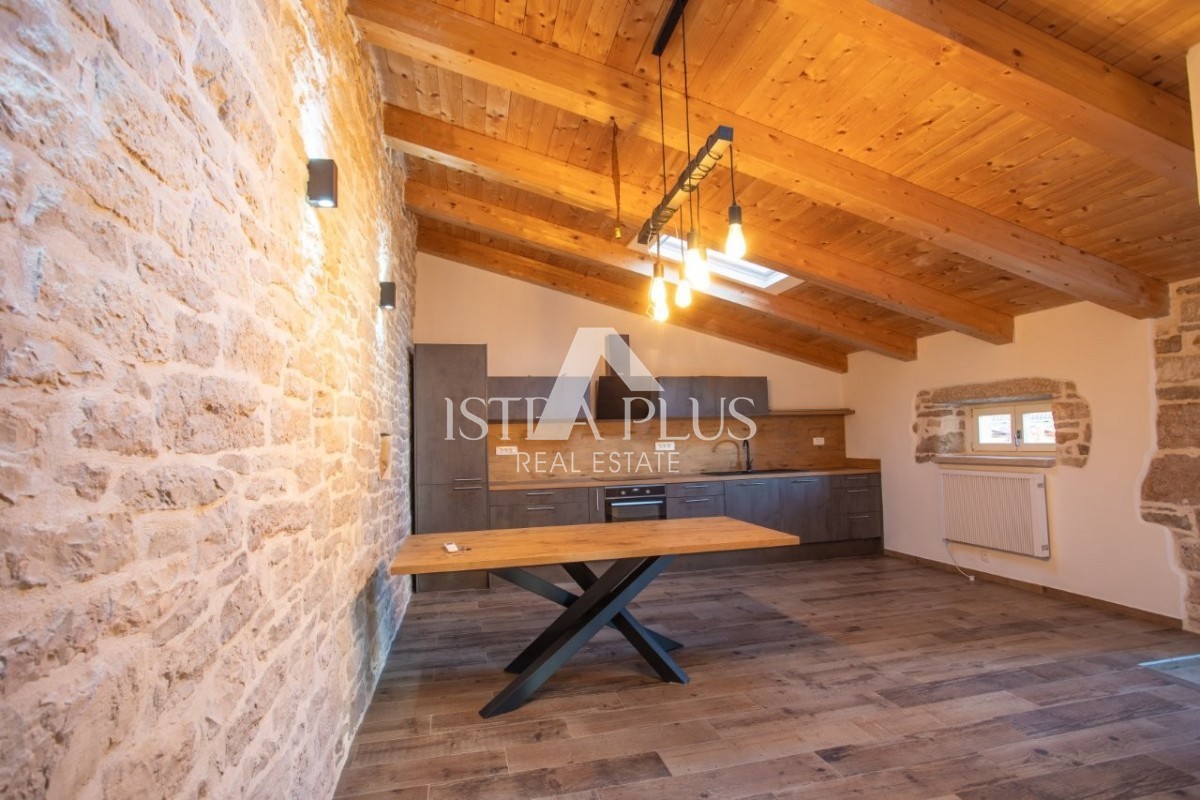 Istra, območje Poreča - avtentična kamnita hiša z dvoriščem