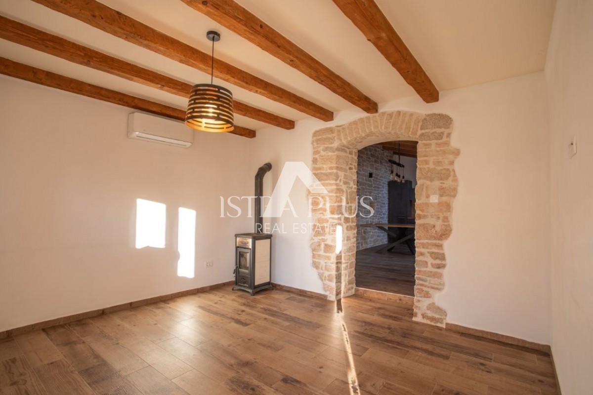 Istra, območje Poreča - avtentična kamnita hiša z dvoriščem