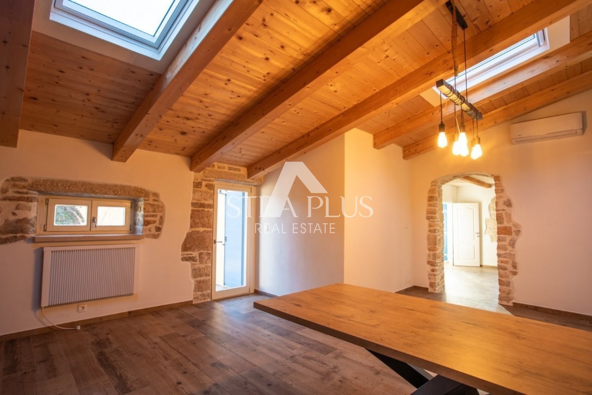 Istra, območje Poreča - avtentična kamnita hiša z dvoriščem