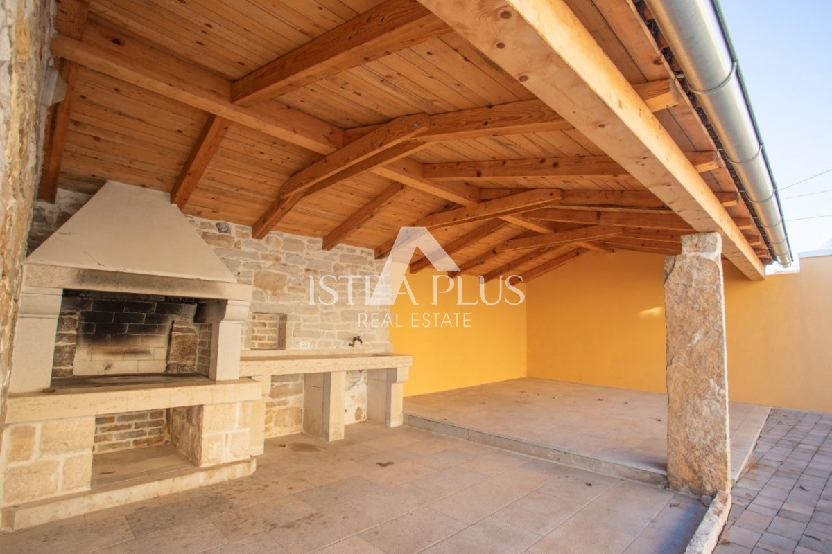 Istra, območje Poreča - avtentična kamnita hiša z dvoriščem