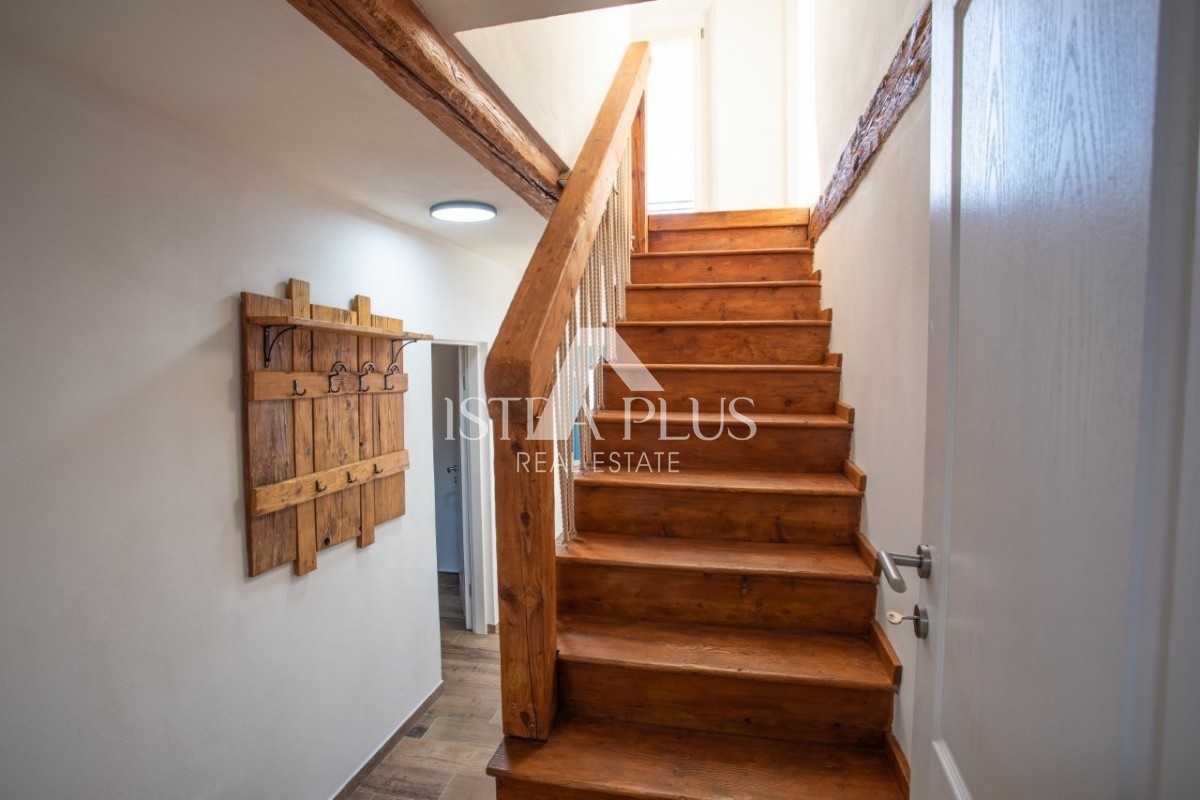 Istra, območje Poreča - avtentična kamnita hiša z dvoriščem