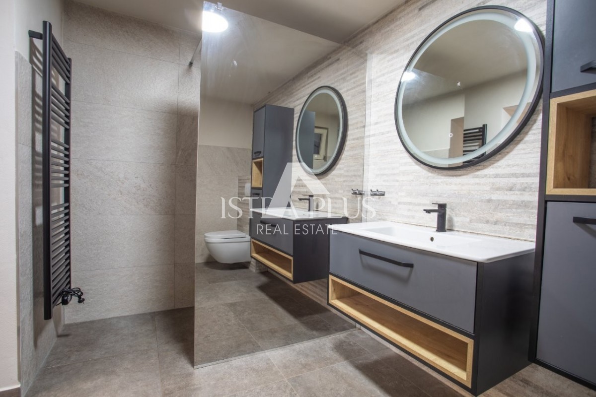 Istra, območje Poreča - avtentična kamnita hiša z dvoriščem