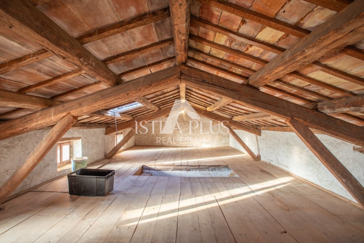 Istra, območje Poreča - avtentična kamnita hiša z dvoriščem