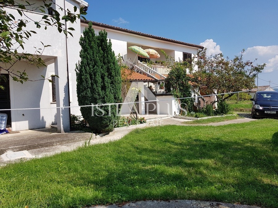 Samostojna hiša s 5 apartmaji