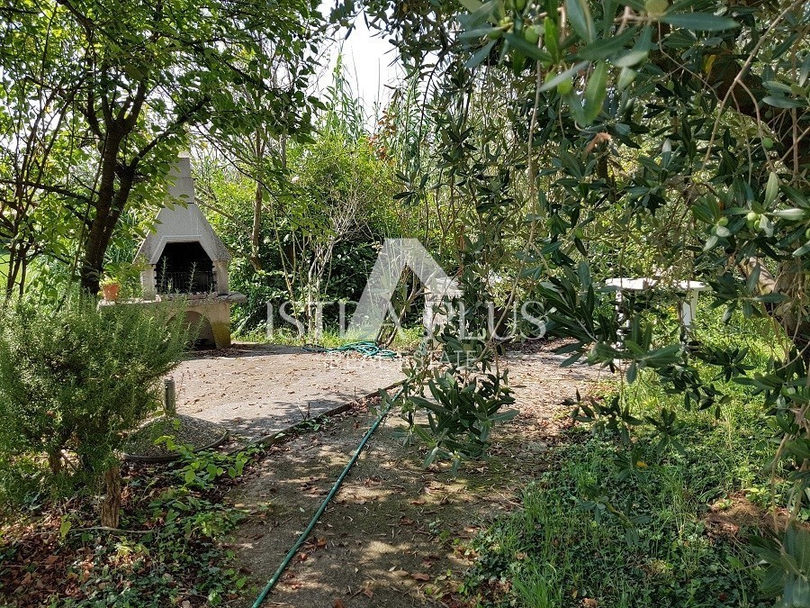 Samostojna hiša s 5 apartmaji