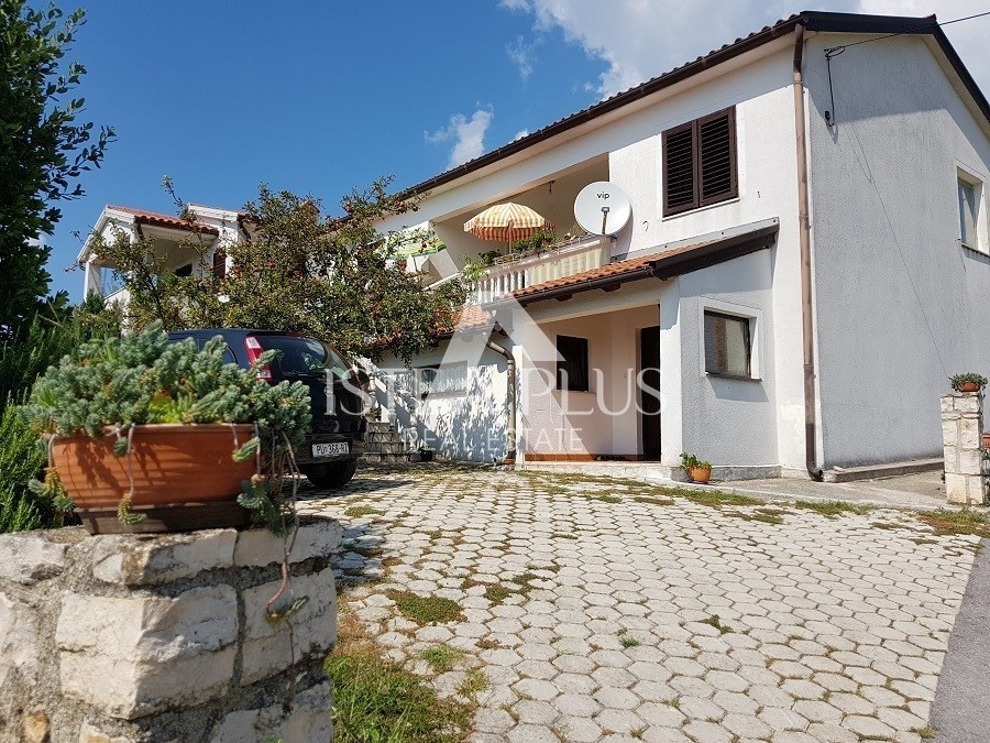 Samostojna hiša s 5 apartmaji