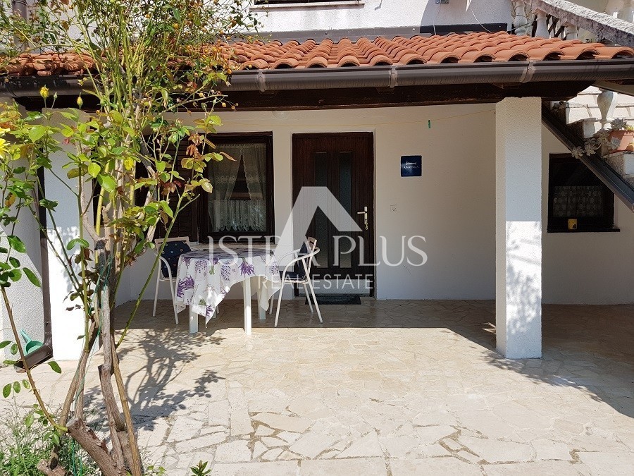 Samostojna hiša s 5 apartmaji