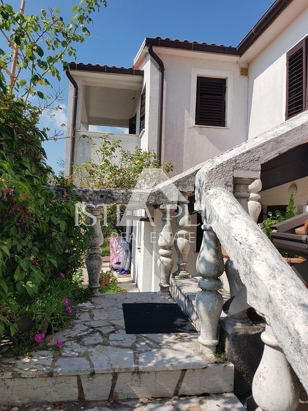 Samostojna hiša s 5 apartmaji