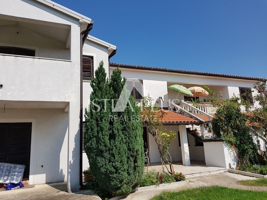 Samostojna hiša s 5 apartmaji