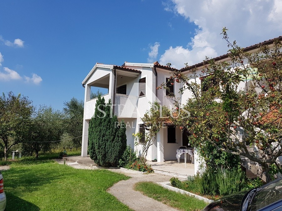Samostojna hiša s 5 apartmaji
