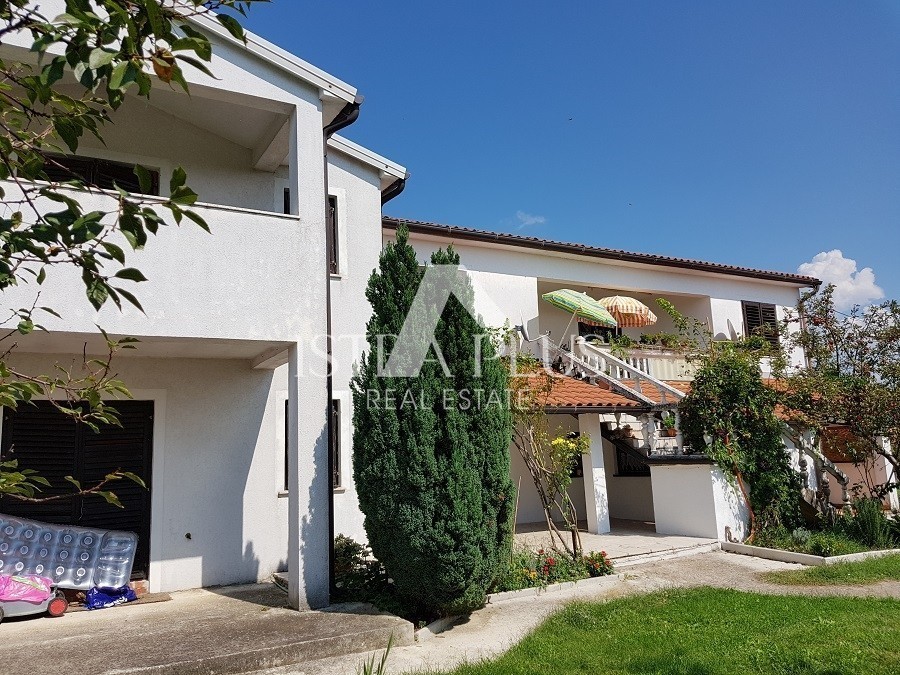 Samostojna hiša s 5 apartmaji