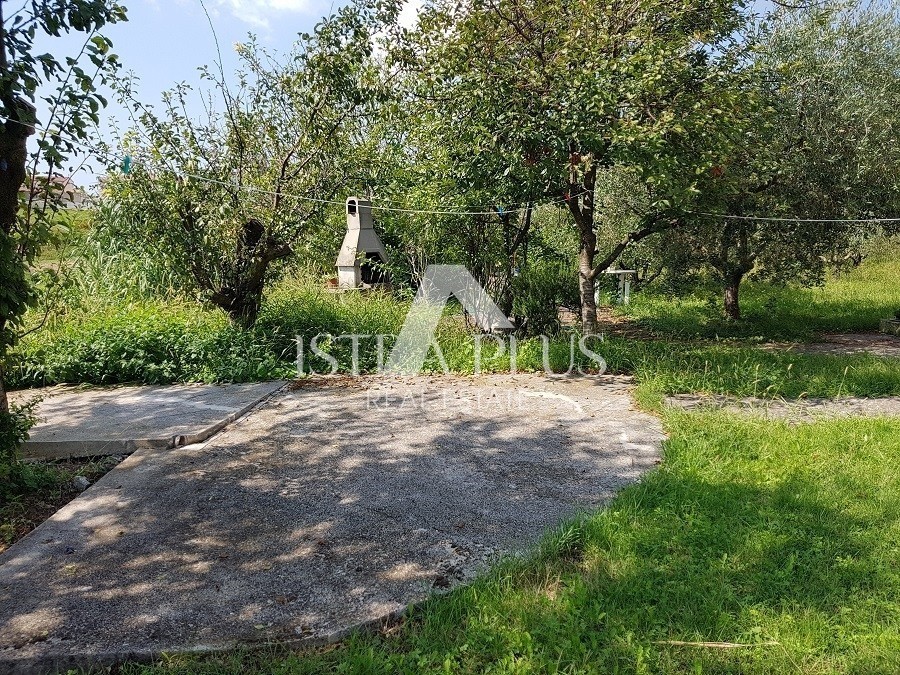 Samostojna hiša s 5 apartmaji