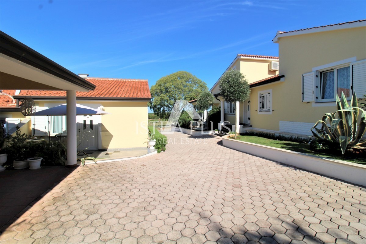 Lepa nepremičnina - vila, hiša za goste in garaža - pogled na morje