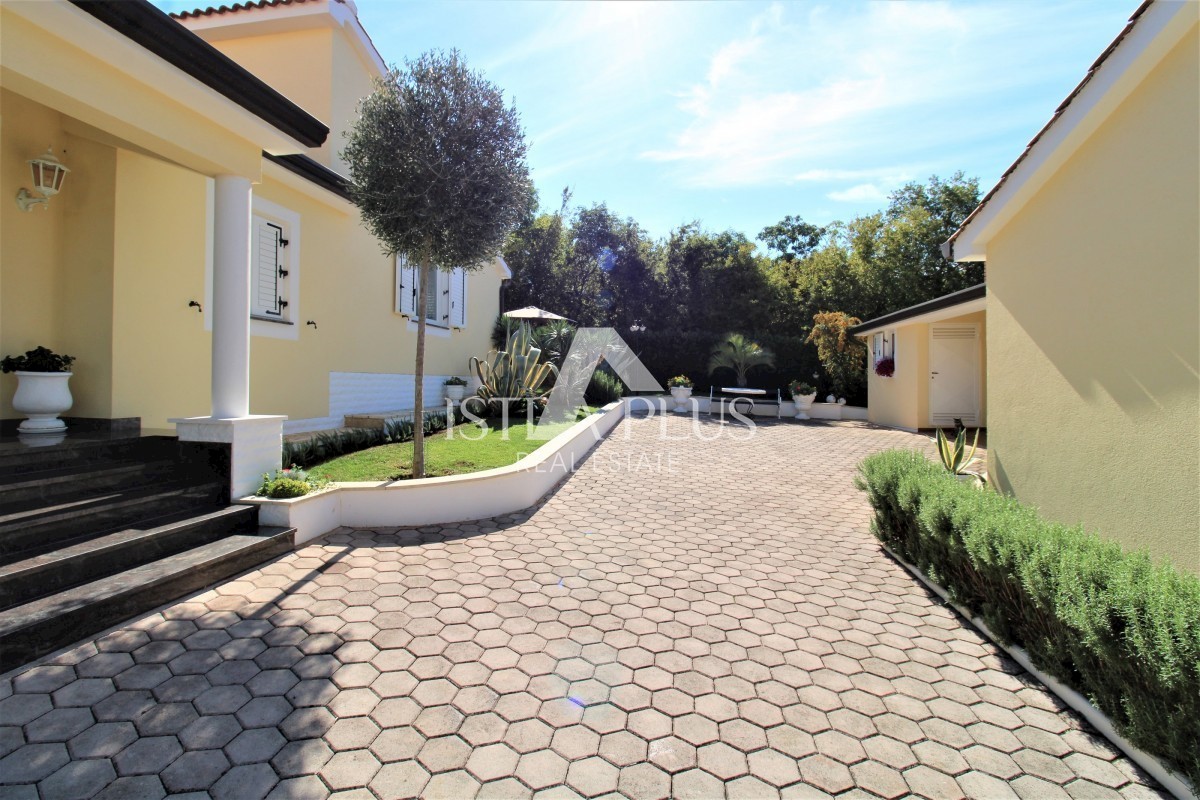 Lepa nepremičnina - vila, hiša za goste in garaža - pogled na morje
