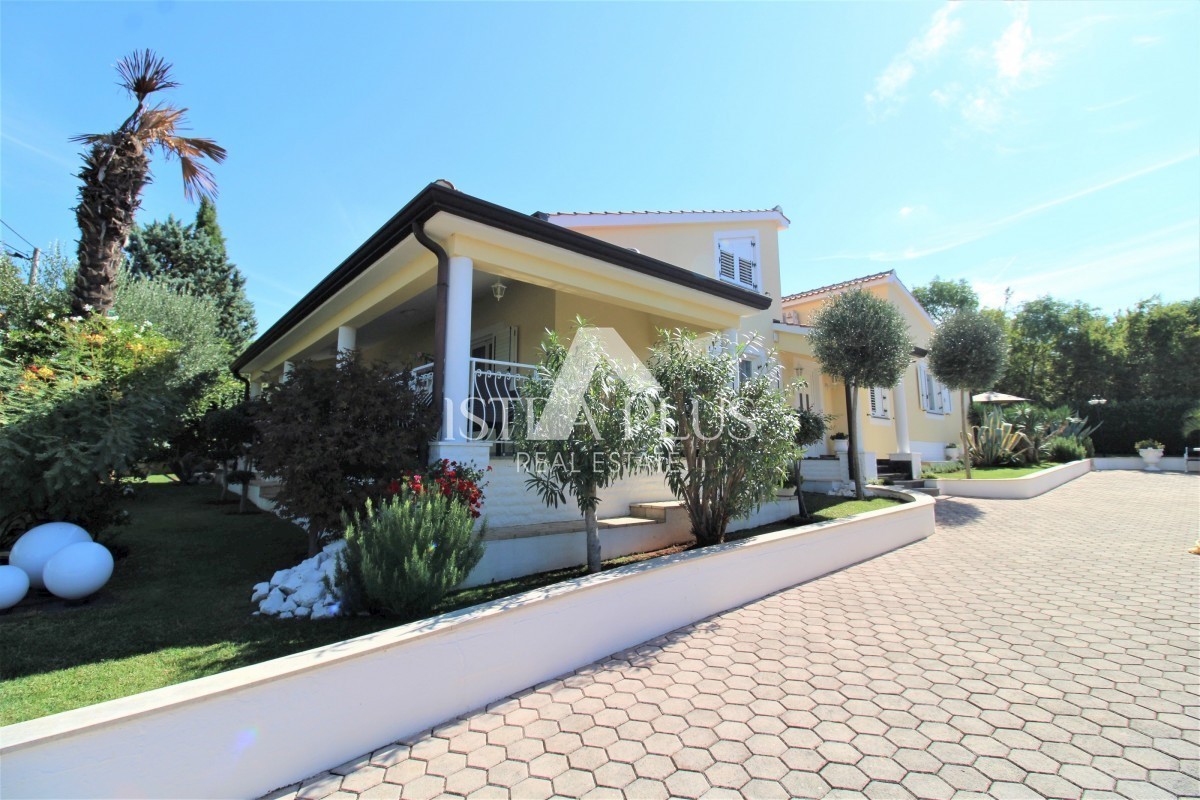 Lepa nepremičnina - vila, hiša za goste in garaža - pogled na morje