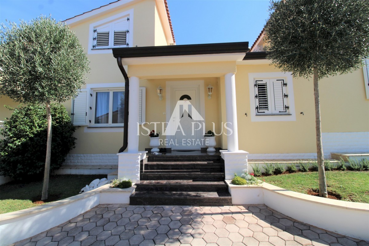 Lepa nepremičnina - vila, hiša za goste in garaža - pogled na morje