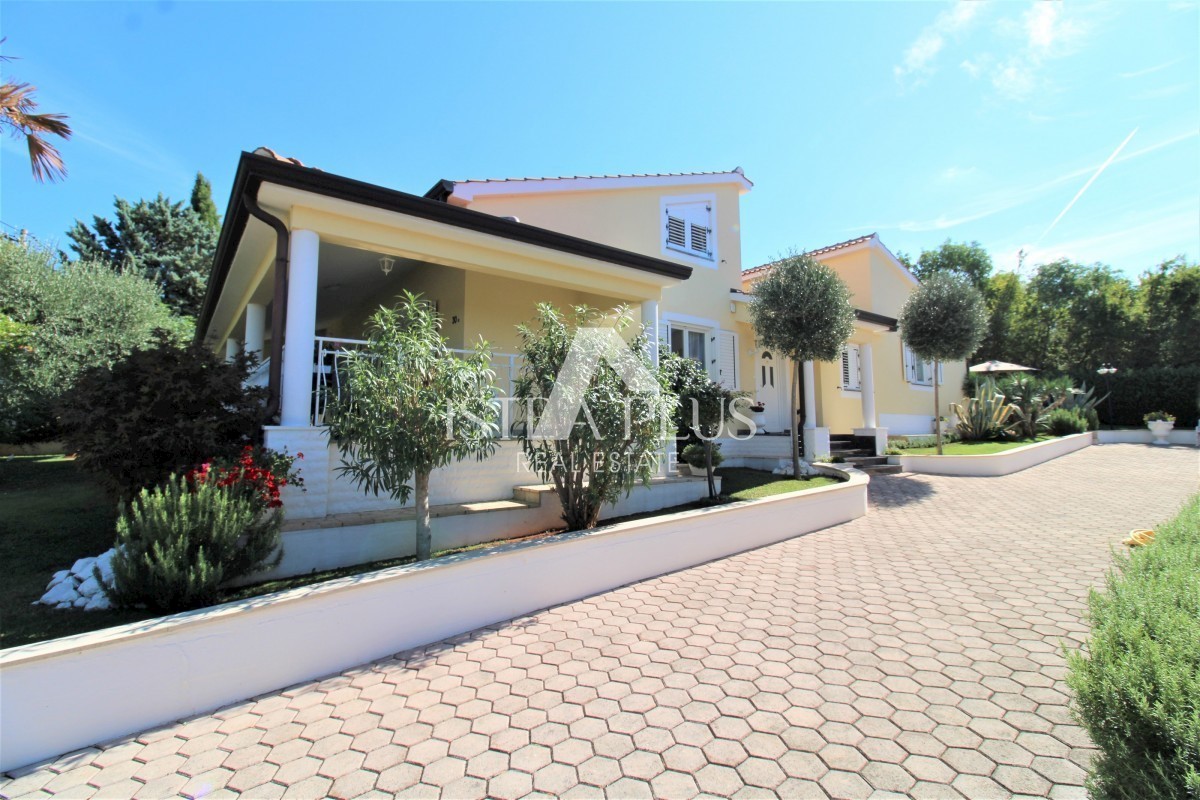 Lepa nepremičnina - vila, hiša za goste in garaža - pogled na morje