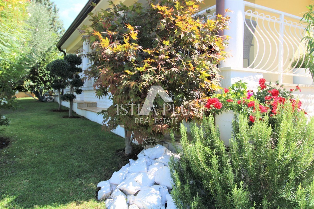 Lepa nepremičnina - vila, hiša za goste in garaža - pogled na morje