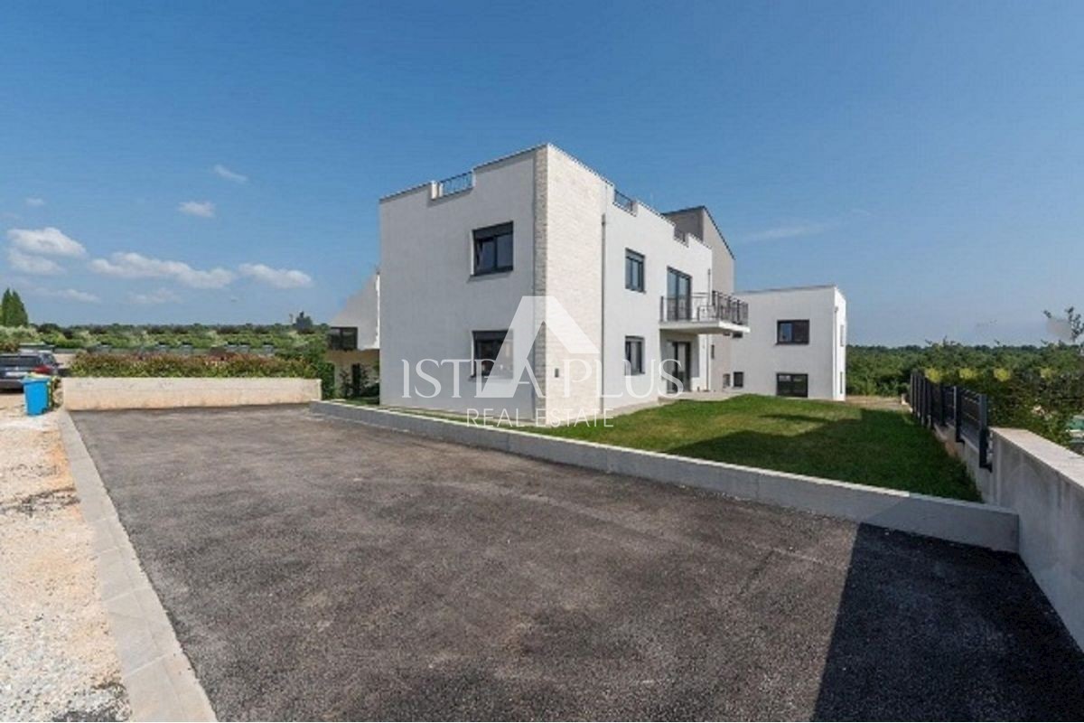 S571 Prodamo novozgrajeno stanovanje v stavbi s 4 stanovanji. V pritličju stavbe se nahaja stanovanje v izmeri 94,7 m2, ki mu pripada tudi vrt v izmeri 146 m2. Stanovanje obsega predsobo, kuhinjo z jedilnico in dnevno sobo, tri spalnice, kopalnico, W