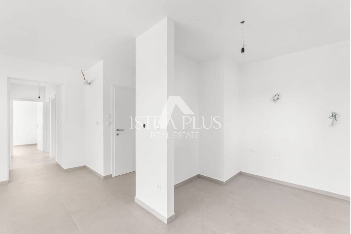 S571 Prodamo novozgrajeno stanovanje v stavbi s 4 stanovanji. V pritličju stavbe se nahaja stanovanje v izmeri 94,7 m2, ki mu pripada tudi vrt v izmeri 146 m2. Stanovanje obsega predsobo, kuhinjo z jedilnico in dnevno sobo, tri spalnice, kopalnico, W