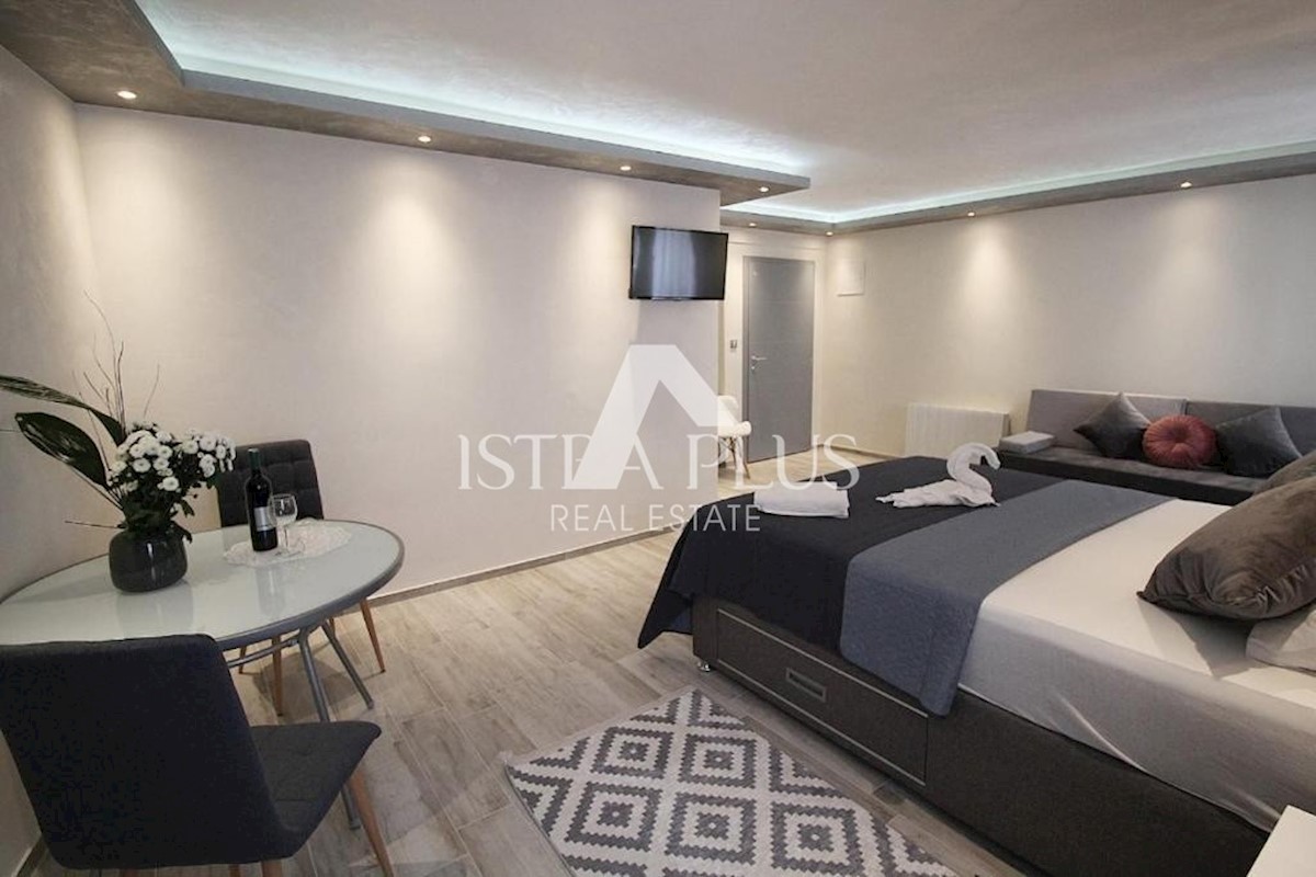 Poreč center, hiša s 3 večnadstropnimi stanovanji in poslovnimi prostori (pravzaprav 7 sob s kopalnico)