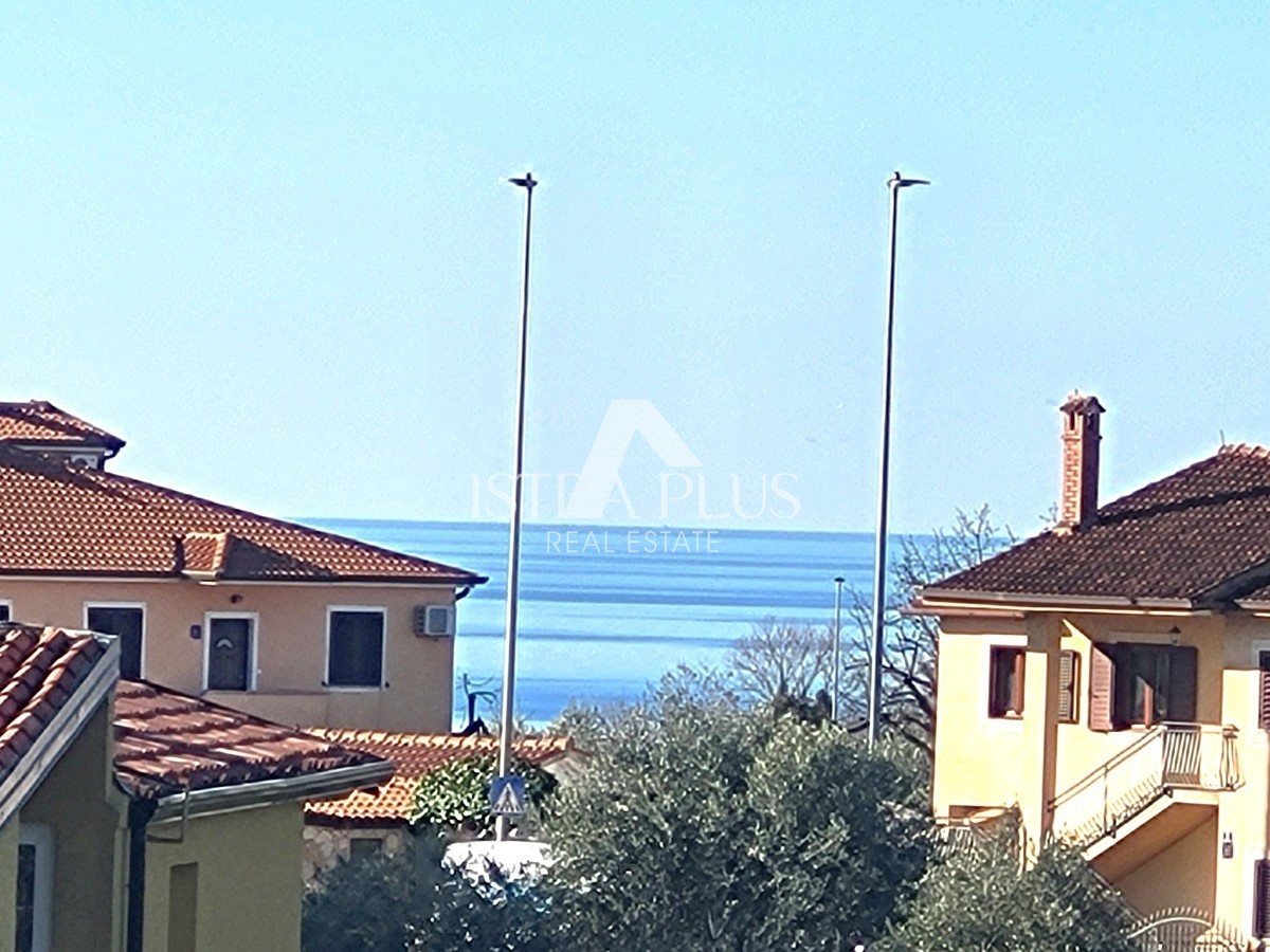 POREČ - Stanovanje v 2. nadstropju, 1500 m od morja