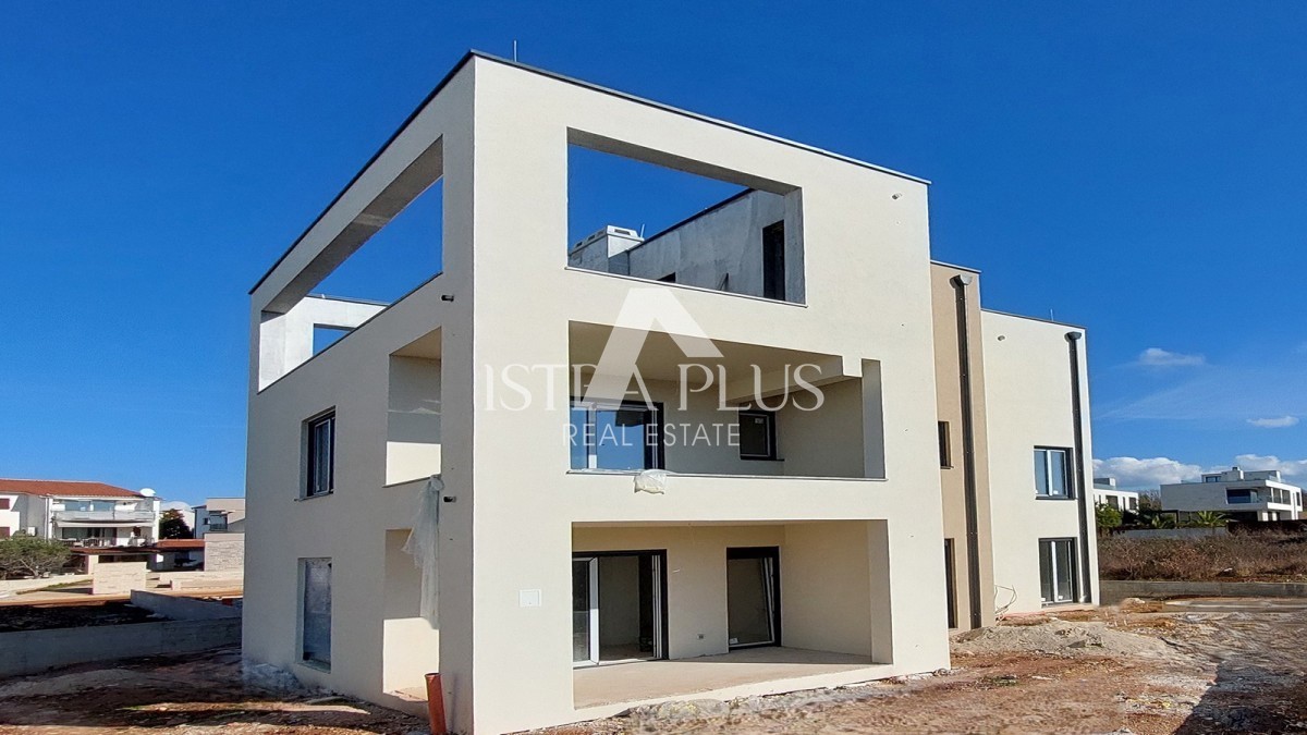 Poreč, stanovanje velikosti 91 m2, 1. nadstropje, približno 800 m od morja (zračne črte)