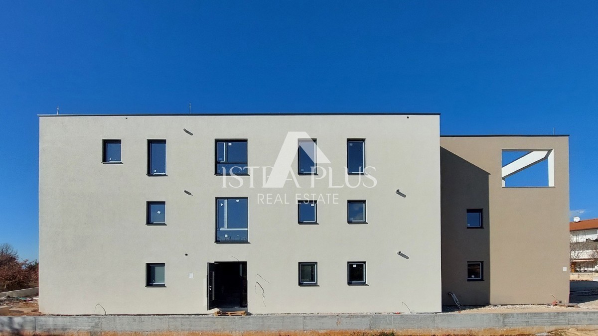 Poreč, stanovanje velikosti 91 m2, 1. nadstropje, približno 800 m od morja (zračne črte)