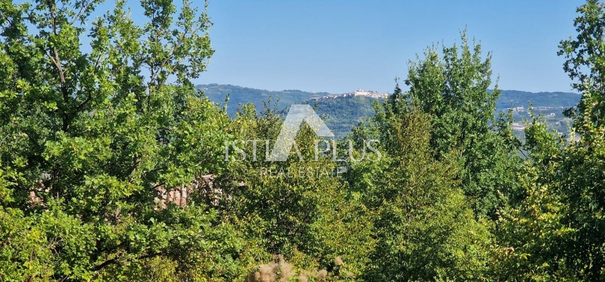 Edinstvena nepremičnina, veliko gradbeno zemljišče in velika kmetijska + kamnita hiša na hribu s pogledom na Motovun