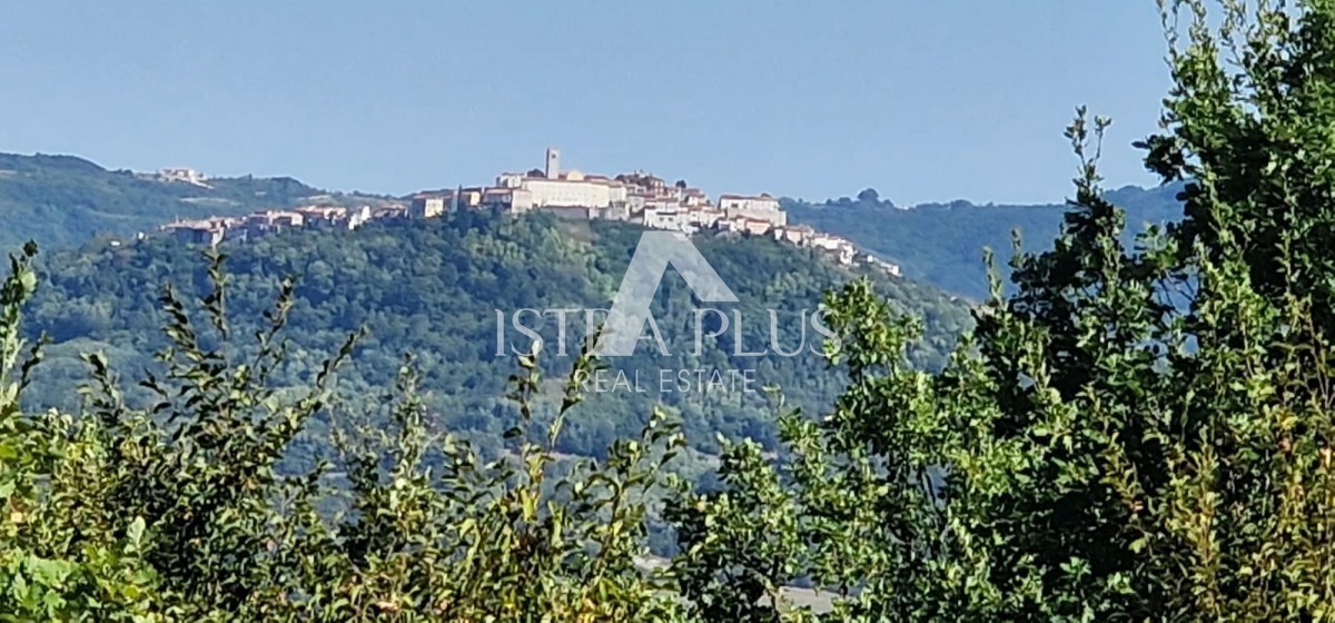 Edinstvena nepremičnina, veliko gradbeno zemljišče in velika kmetijska + kamnita hiša na hribu s pogledom na Motovun