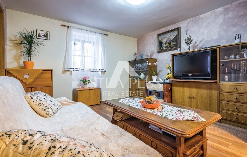 Poreč, okolica, delno prenovljen dvojček na mirni lokaciji