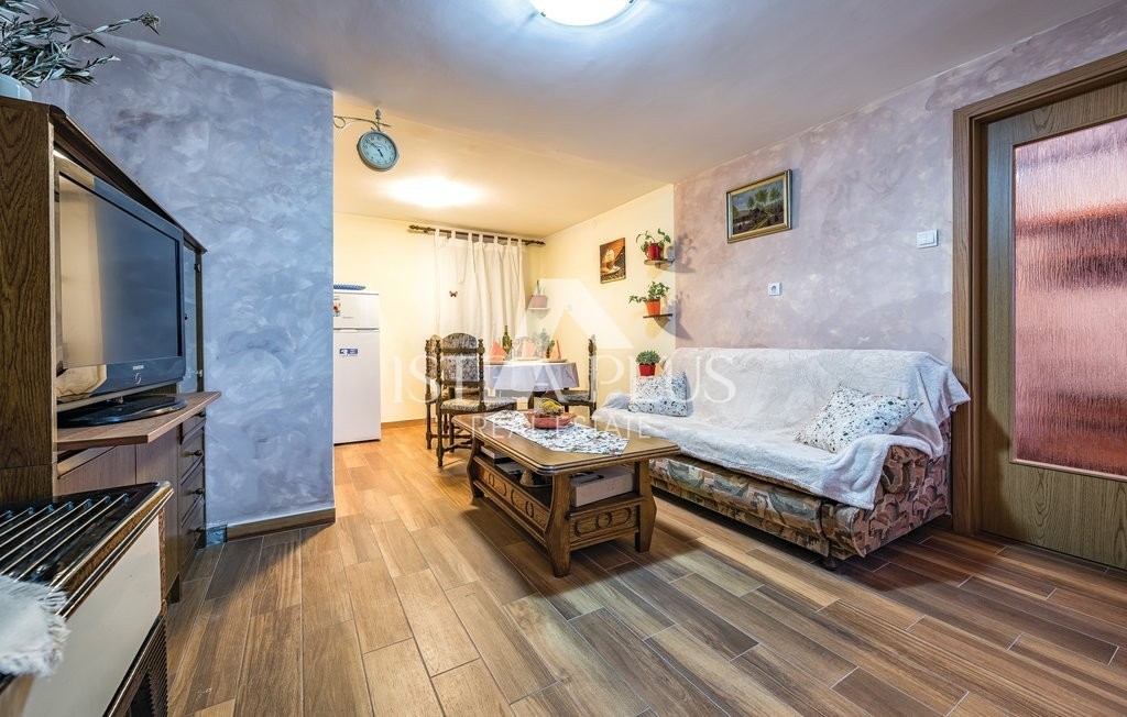 Poreč, okolica, delno prenovljen dvojček na mirni lokaciji