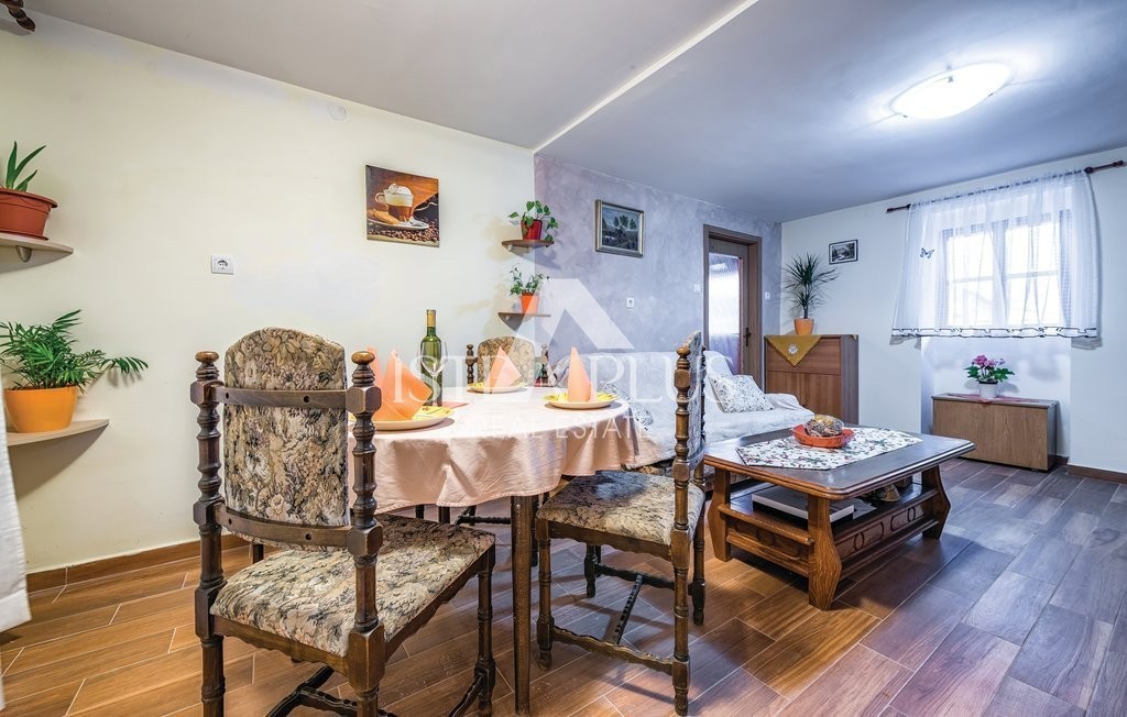 Poreč, okolica, delno prenovljen dvojček na mirni lokaciji