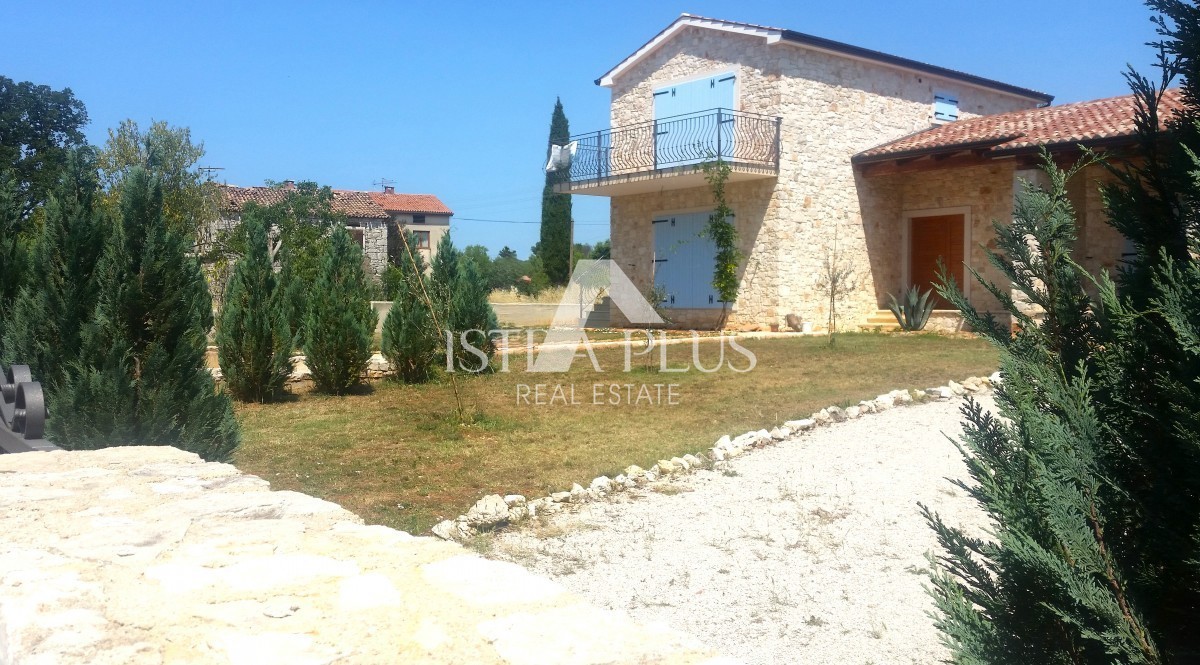 Istra, Poreč - Lepa samostojna hiša z dvema apartmajema in velikim, lepim zemljiščem