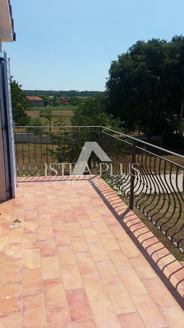 Istra, Poreč - Lepa samostojna hiša z dvema apartmajema in velikim, lepim zemljiščem