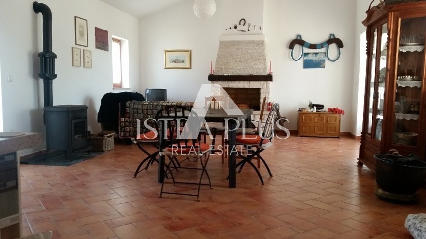Istra, Poreč - Lepa samostojna hiša z dvema apartmajema in velikim, lepim zemljiščem