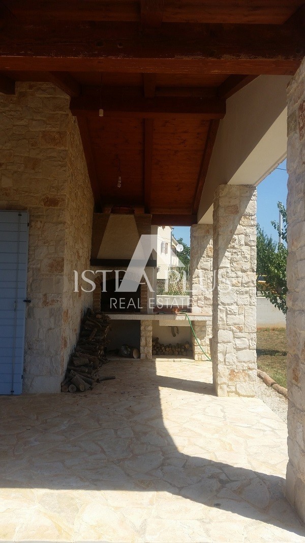 Istra, Poreč - Lepa samostojna hiša z dvema apartmajema in velikim, lepim zemljiščem
