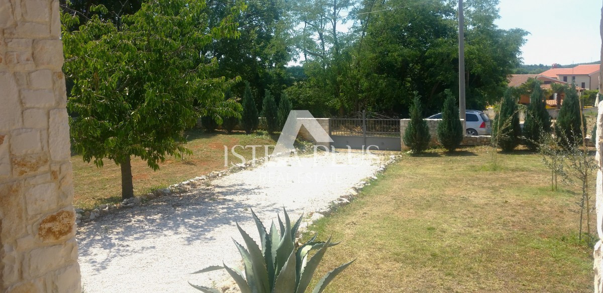 Istra, Poreč - Lepa samostojna hiša z dvema apartmajema in velikim, lepim zemljiščem