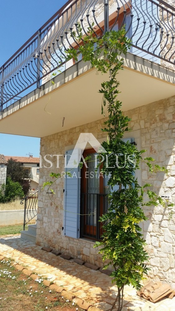 Istra, Poreč - Lepa samostojna hiša z dvema apartmajema in velikim, lepim zemljiščem